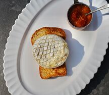 Запеченный камамбер с бриошь и томатным джемом