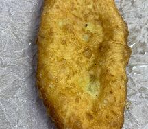 Жареный пирожок с капустой