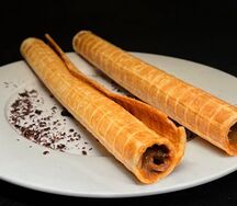 Вафельная сахарная трубочка со сгущенкой