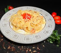 Феттуччине с лососем и икрой