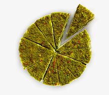 Гринч малиново-шпинатный торт с фисташками