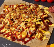 Картофельные дольки с говядиной, сыром и беконом