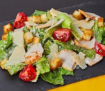 Салат Цезарь с курицей