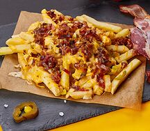 Картофель фри с сыром, беконом и халапеньо