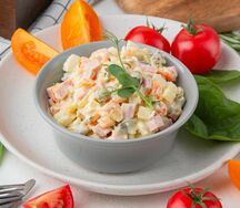 Салат Оливье с колбасой