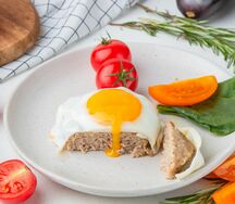 Рубленый бифштекс с яйцом