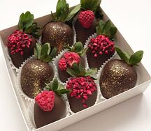 Набор клубники в шоколаде Малиновый