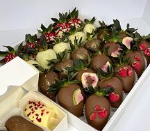 Набор клубники в шоколаде Малиновый микс