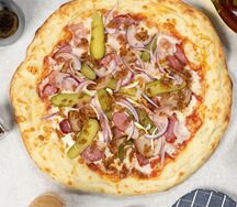 Пицца с беконом и охотничьими колбасками