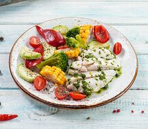 Томленая куриная грудка с овощами на пару