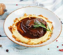 Томленые щечки из говядины с картофельным пюре