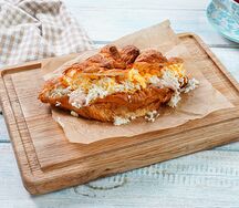 Круассан со скрэмблом и сыром