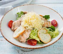Салат Цезарь с курицей