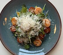 Салат Цезарь с креветками