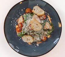 Салат Цезарь с курицей