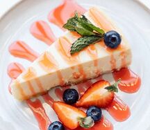 Чизкейк Нью-Йорк с топпингом и ягодами