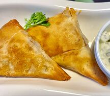 Греческие пирожки с ягнёнком и соусом дзадзики