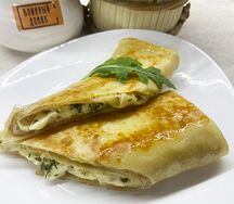 Блин с сыром сулугуни и зеленью