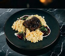Телячьи щечки BBQ с пти тимом и ягодной аджикой