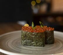 Гункан с красной икрой