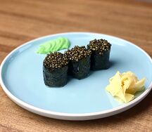 Гункан с чёрной икрой