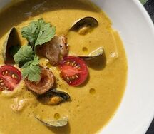 Сырный крем-суп с креветками и карри