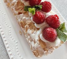 Меренговый рулет с малиной