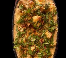 Горячая сковородка с куриным филе и овощами