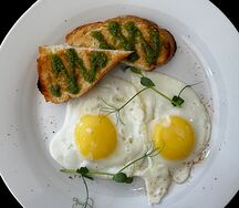 Яичница и поджаренный багет с соусом песто