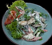 Теплый салат с цыпленком и грибами