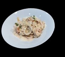 Феттучини с креветками и кальмаром в фирменном сливочном соусе