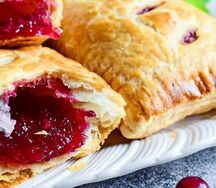 Булочка с малиновым джемом