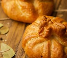 Курник с сыром и соленым огурчиком