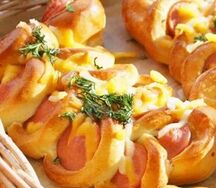 Елочка с сосиской, помидором и сыром