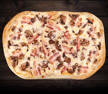Римская пицца с сыром, беконом и грибами