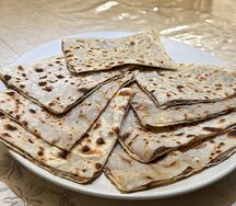 Тонкое чуду с сыром и помидором