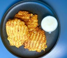 Драники с курицей, грибами и маринованным огурцом