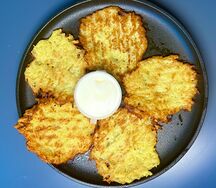 Драники с белым соусом