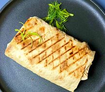 Скрэмбл с курицей и овощами в лаваше