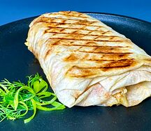 Скрэмбл со свининой и овощами в лаваше