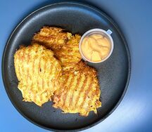 Драники с шампиньонами, помидором и сыром моцарелла