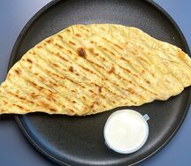Кутаб с курицей, грибами и маринованным огурцом