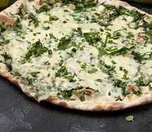 Ламаджо с сыром и зеленью