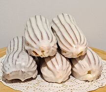 Эклер в белой глазури