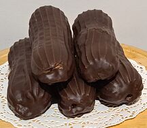 Эклер шоколадный