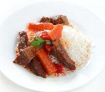 Гуляш из индейки с гарниром