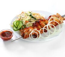 Шашлык куриный с салатом капустным и соусом
