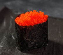 Гункан с икрой масаго