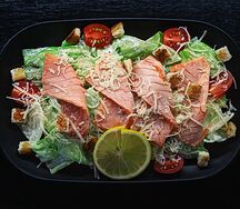 Салат Цезарь с лососем