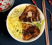 Куриные бёдра на мангале и яичная лапша